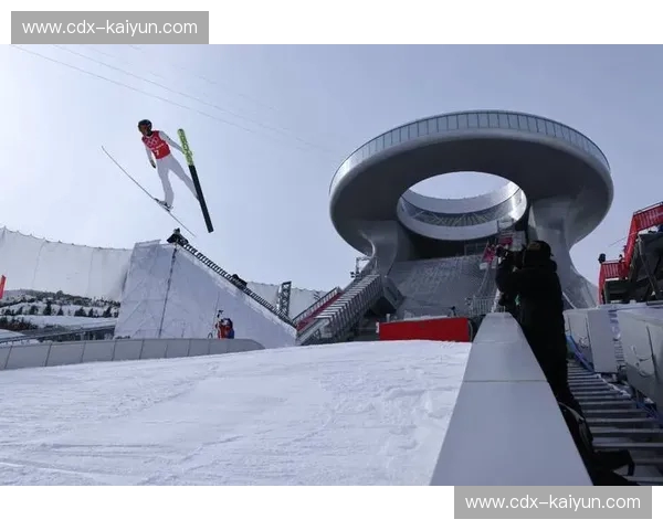跳台滑雪录像:一次飞跃,几乎能听见风声的美 跳台滑雪录像:一次飞跃,几乎能听见风声的美